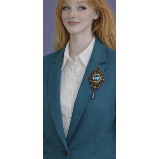 Broszka vintage – kolor, blask i charakter w jednym detalu.