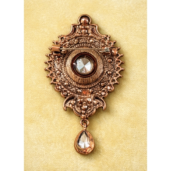 Broszka vintage – kolor, blask i charakter w jednym detalu.