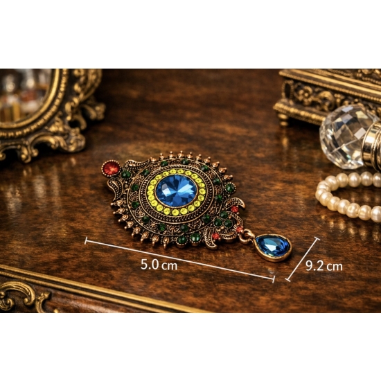 Broszka vintage – kolor, blask i charakter w jednym detalu.