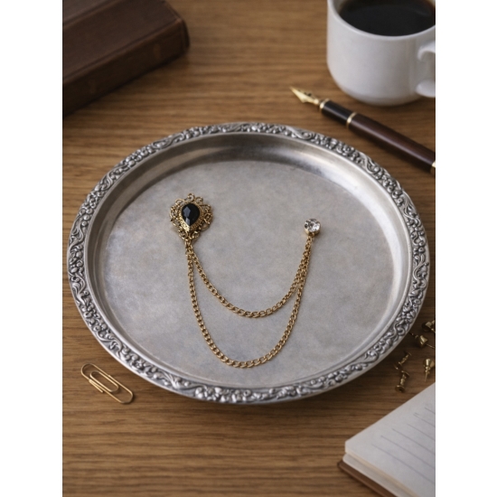 Podwójna broszka z szarym kamieniem – subtelna elegancja w złotej oprawie.