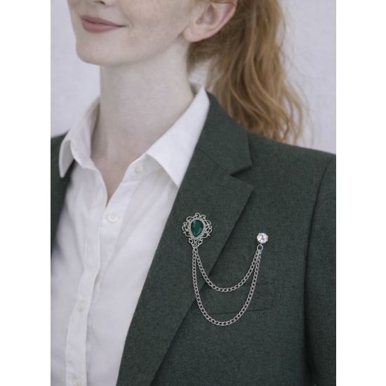 Podwójna broszka z zielonym szkłem – chłodna elegancja w kolorze srebrnym.