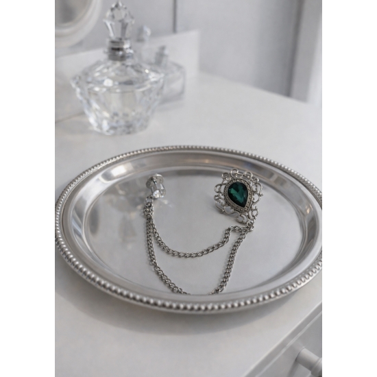 Podwójna broszka z zielonym szkłem – chłodna elegancja w kolorze srebrnym.