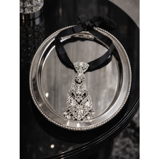 Krawatka na regulowanej tasiemce – blask, który definiuje styl.