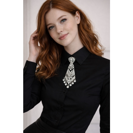 Krawatka na regulowanej tasiemce – blask, który definiuje styl.