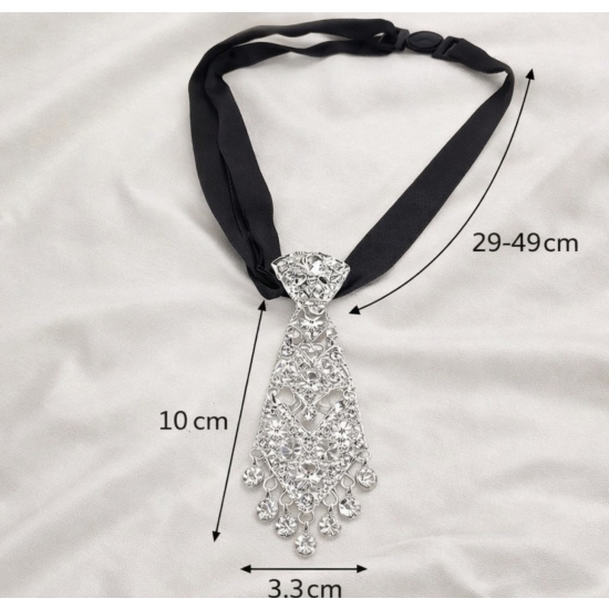 Krawatka na regulowanej tasiemce – blask, który definiuje styl.