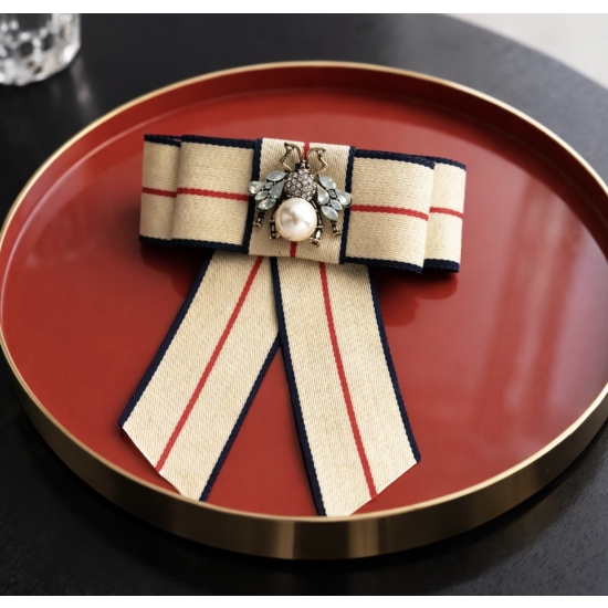 Broszka w formie kokardy – klasyka z nutą biżuteryjnego blasku.