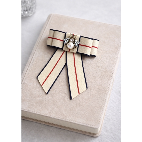 Broszka w formie kokardy – klasyka z nutą biżuteryjnego blasku.