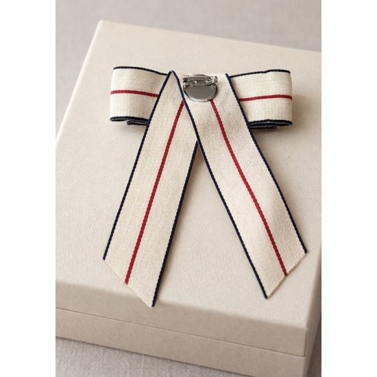 Broszka w formie kokardy – klasyka z nutą biżuteryjnego blasku.