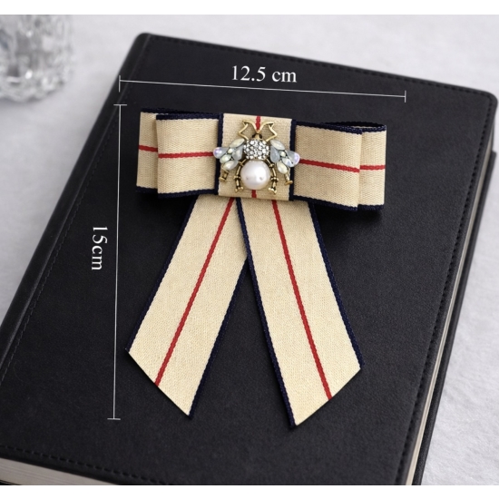 Broszka w formie kokardy – klasyka z nutą biżuteryjnego blasku.