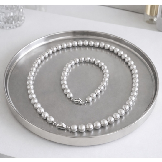 Zestaw biżuterii z jasnoszarymi perłami – naszyjnik + bransoletka.
