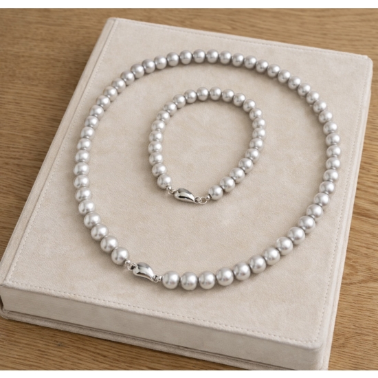 Zestaw biżuterii z jasnoszarymi perłami – naszyjnik + bransoletka.
