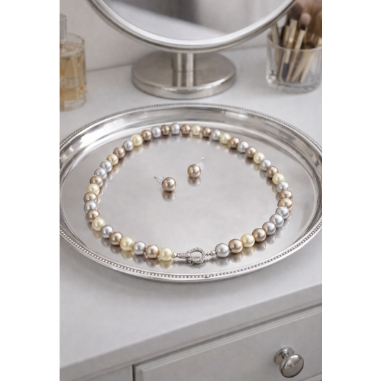 Zestaw biżuterii z perłami w odcieniach jasnej szarości i kremu – naszyjnik + kolczyki.