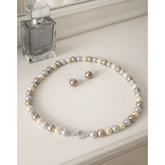 Zestaw biżuterii z perłami w odcieniach jasnej szarości i kremu – naszyjnik + kolczyki.