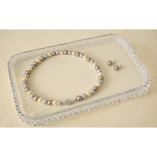 Zestaw biżuterii z perłami w odcieniach jasnej szarości i kremu – naszyjnik + kolczyki.