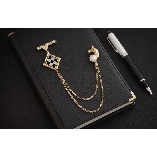 Złota broszka z perłą i geometrycznym motywem – elegancki dodatek do marynarek, koszul i swetrów.