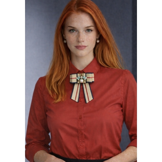 Broszka w formie kokardy – klasyka z nutą biżuteryjnego blasku.