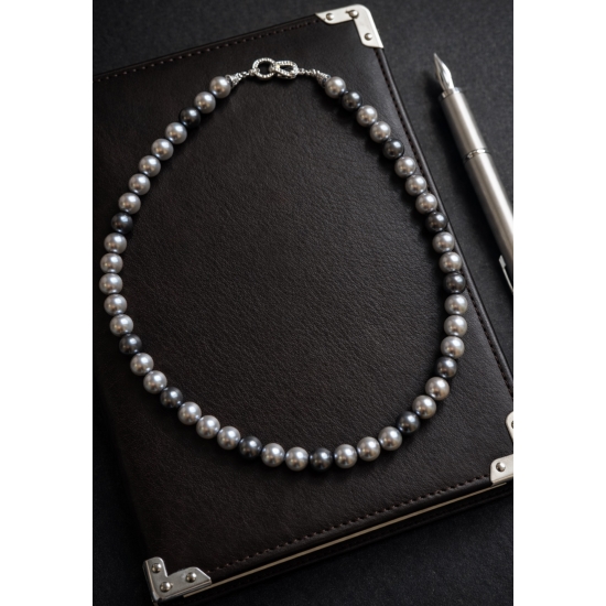 Klasyczny naszyjnik z szarych pereł – elegancki detal do nowoczesnych i wieczorowych stylizacji.
