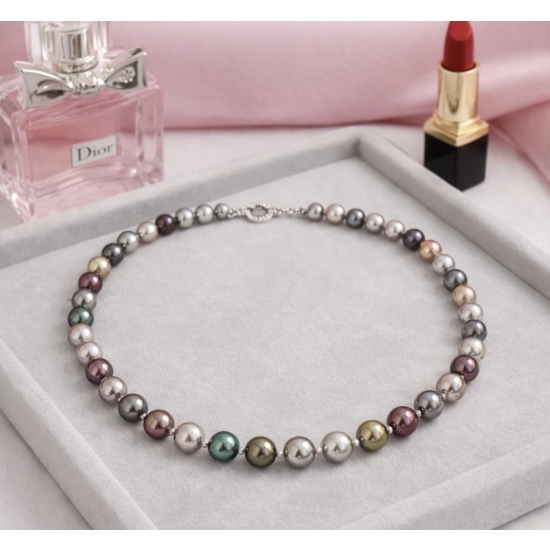 Wielokolorowy naszyjnik z pereł – elegancki detal do nowoczesnych stylizacji.