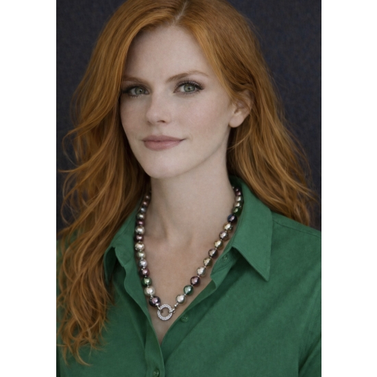 Wielokolorowy naszyjnik z pereł – elegancki detal do nowoczesnych stylizacji.