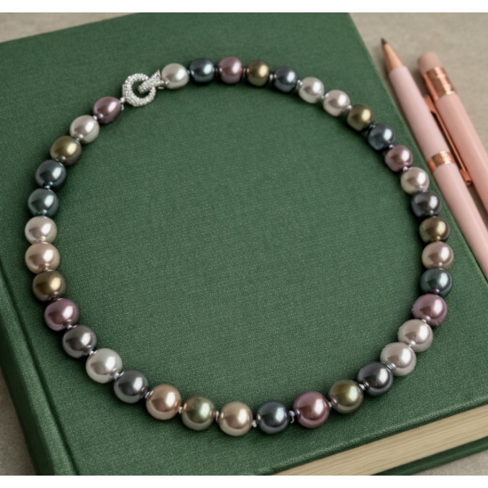 Wielokolorowy naszyjnik z pereł – elegancki detal do nowoczesnych stylizacji.