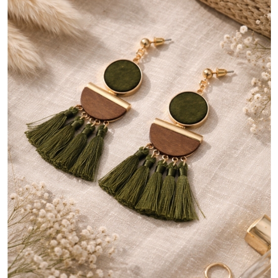 Kolczyki boho z elementami drewna i sznurka – naturalny akcent w kolorach ziemi.