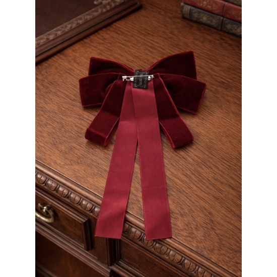 Broszka kokarda welurowa – elegancja w szlachetnej czerwieni.