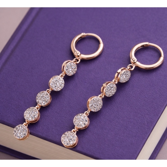 Wiszące kolczyki z cyrkoniami w kolorze różowego złota – elegancki blask.