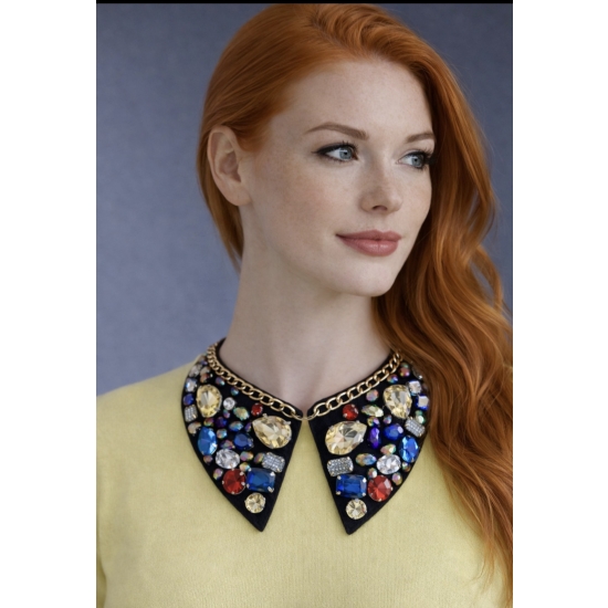 Efektowny kołnierzyk ozdobny z kolorowymi kryształkami i złotym łańcuchem – biżuteryjny detal, który przyciąga spojrzenia.