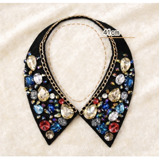 Efektowny kołnierzyk ozdobny z kolorowymi kryształkami i złotym łańcuchem – biżuteryjny detal, który przyciąga spojrzenia.
