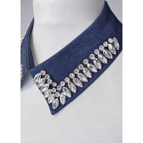 Elegancki kołnierzyk z denimu zdobiony efektownymi kryształkami – stylowy dodatek, który w kilka sekund odmieni każdą stylizację.