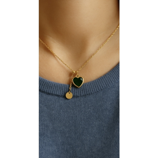 Delikatny naszyjnik z zielonym sercem.