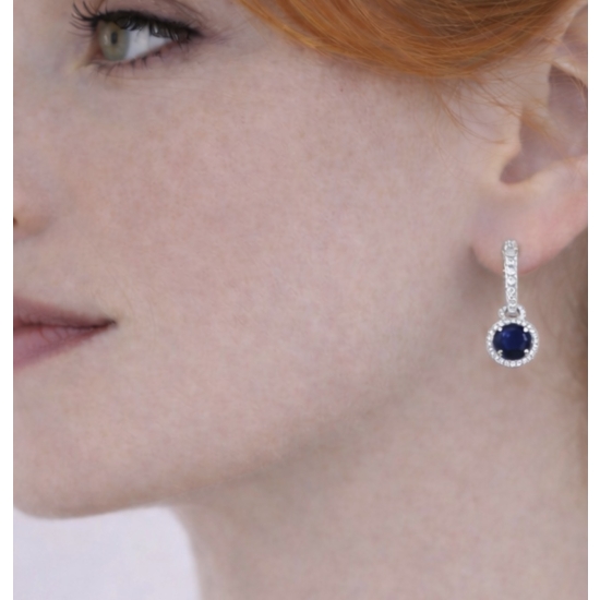 Małe, efektowne kolczyki z ciemnym kamieniem – subtelny blask.