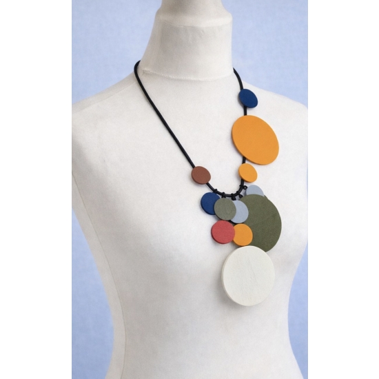 Naszyjnik geometryczny – kolor, forma i rytm stylu.