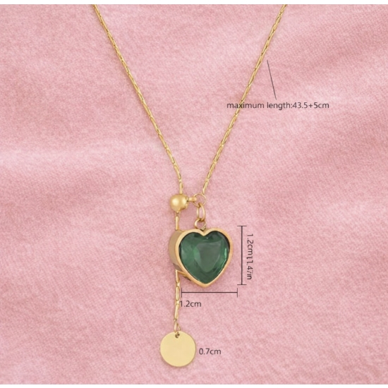 Delikatny naszyjnik z zielonym sercem.